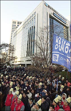 민주노총 조합원 500여명이 대한상공회의소앞에서 두산중공업 배달호씨 분신사망 사건에 항의하며 집회를 열고 있다. 